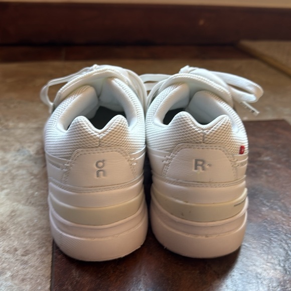 On Women's The Roger Advantage Sneakers - Picture 4 of 8